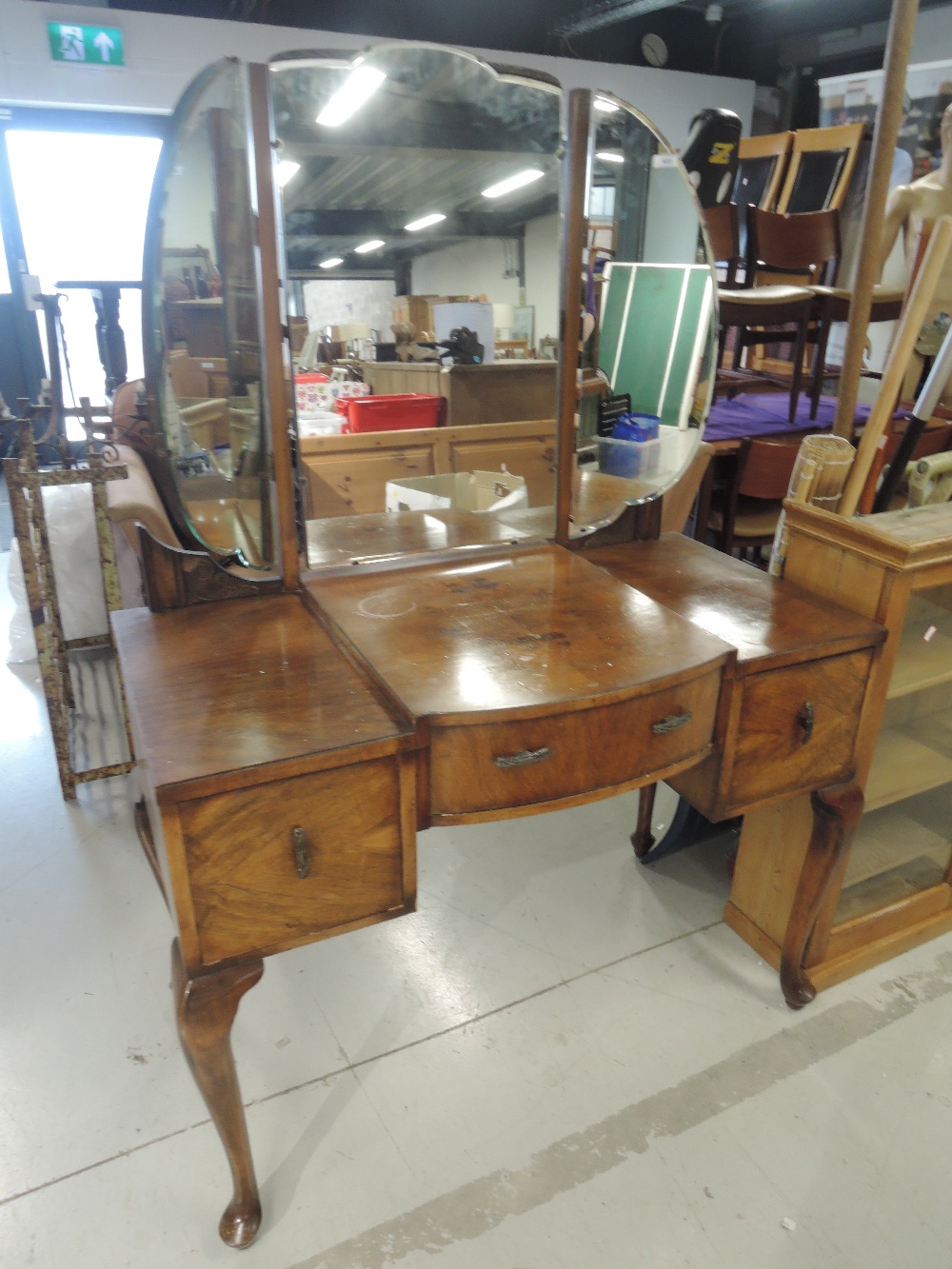 An early 20th Century walnut dressing table