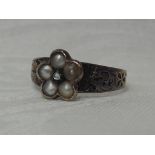 A William IV 18ct gold mourning ring having a split pearl and diamond cluster to engraved shoulders,