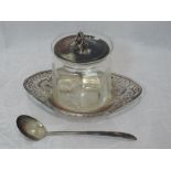 An Edwardian glass preserve pot with silver lid and stand having pierced decoration, Sheffield 1905,