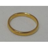 A 22ct gold wedding band, approx 4g & size O