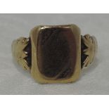 A gents 9ct gold signet ring having plain cartouche and moulded shoulders, size T