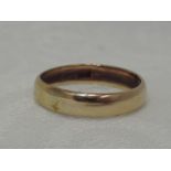 A yellow metal wedding band stamped 9ct, approx 3g & size O
