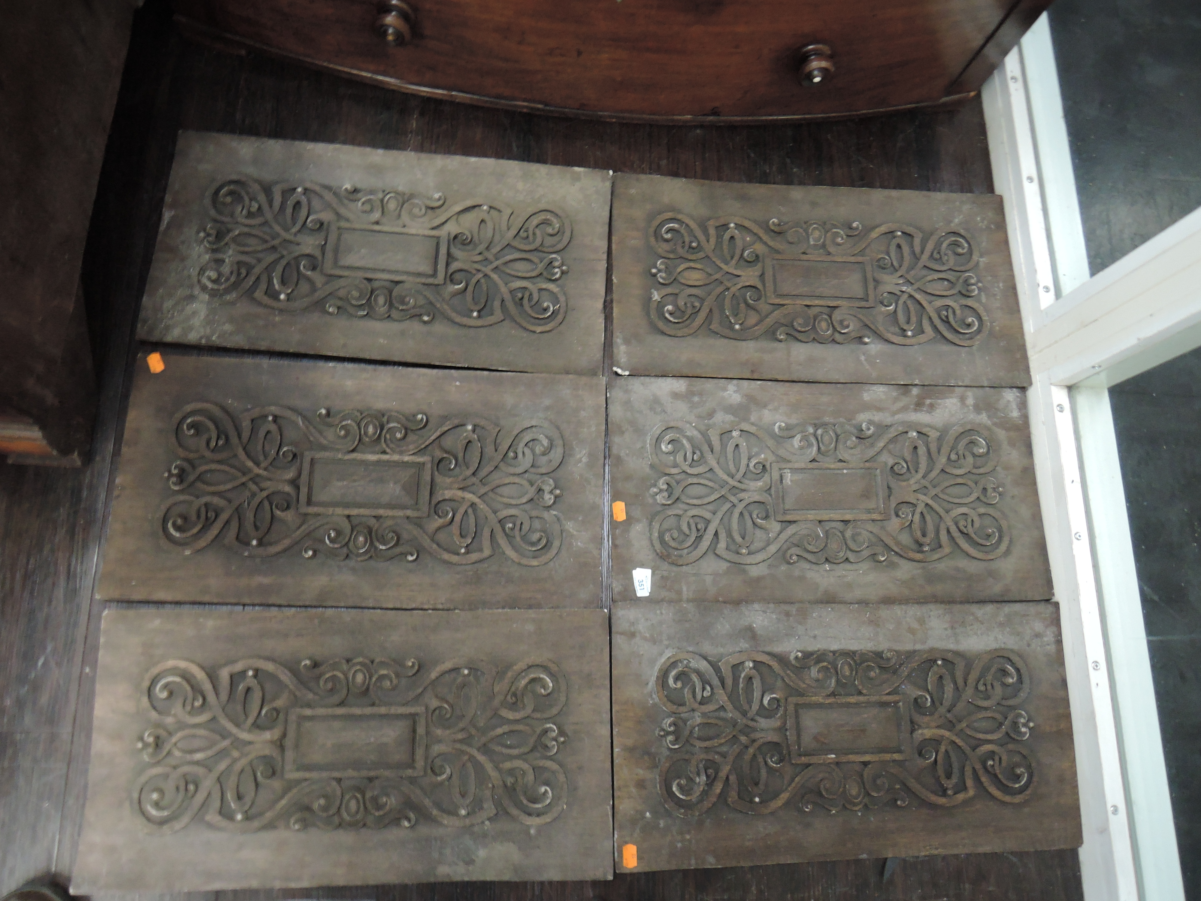 A selection of replica carved oak panels - Bild 2 aus 4