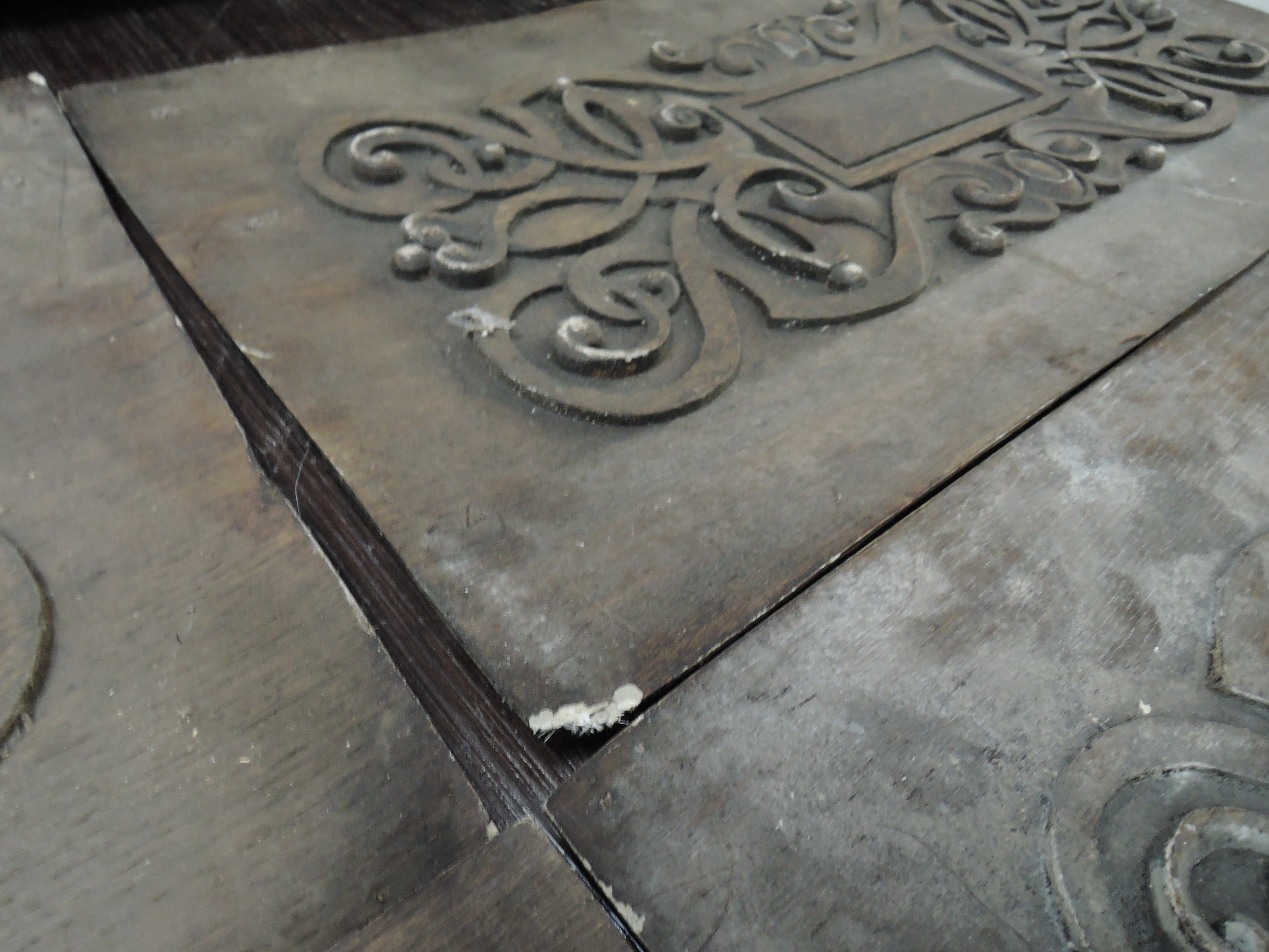 A selection of replica carved oak panels - Bild 3 aus 4
