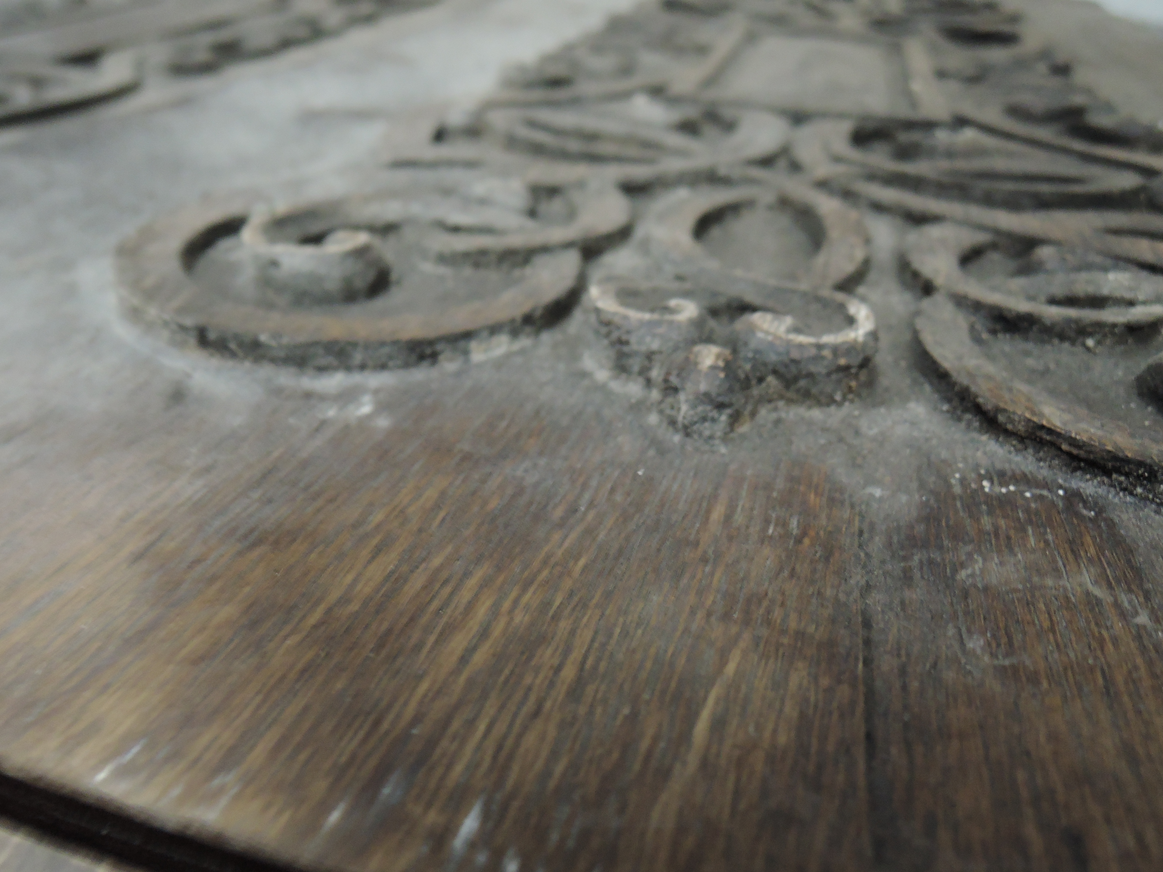 A selection of replica carved oak panels - Bild 4 aus 4