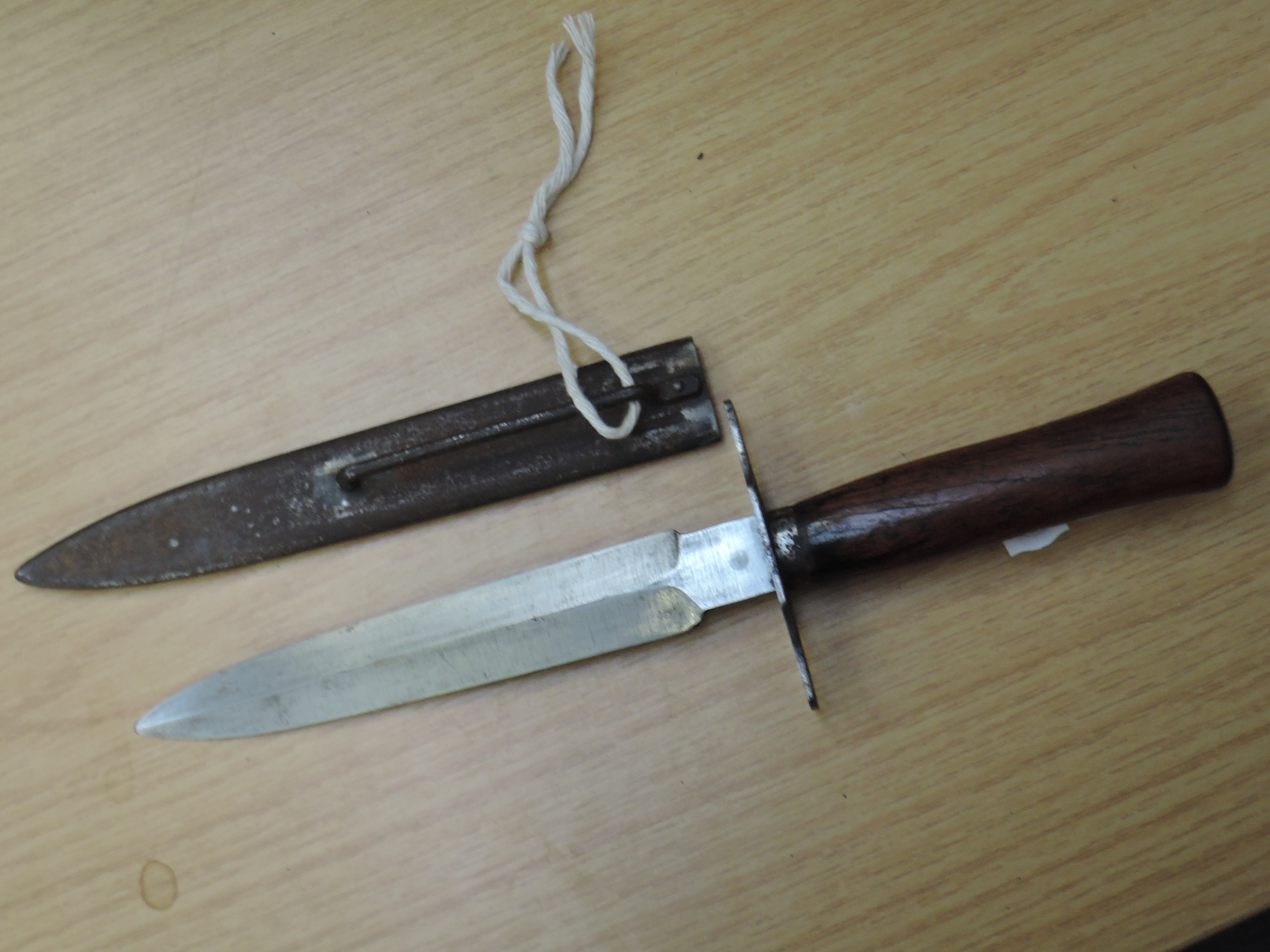 A French World War I Gonon trench dagger, with metal scabbard - Image 3 of 3