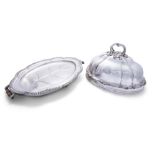 A LARGE 19TH CENTURY SILVER PLATED RESERVOIR MEAT DISH OF OVAL SHAPE, gadroon border with turned