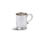 A LARGE EDWARDIAN SILVER TANKARD, Birmingham 1930-31, mark of Ollivant & Botsford, with scroll