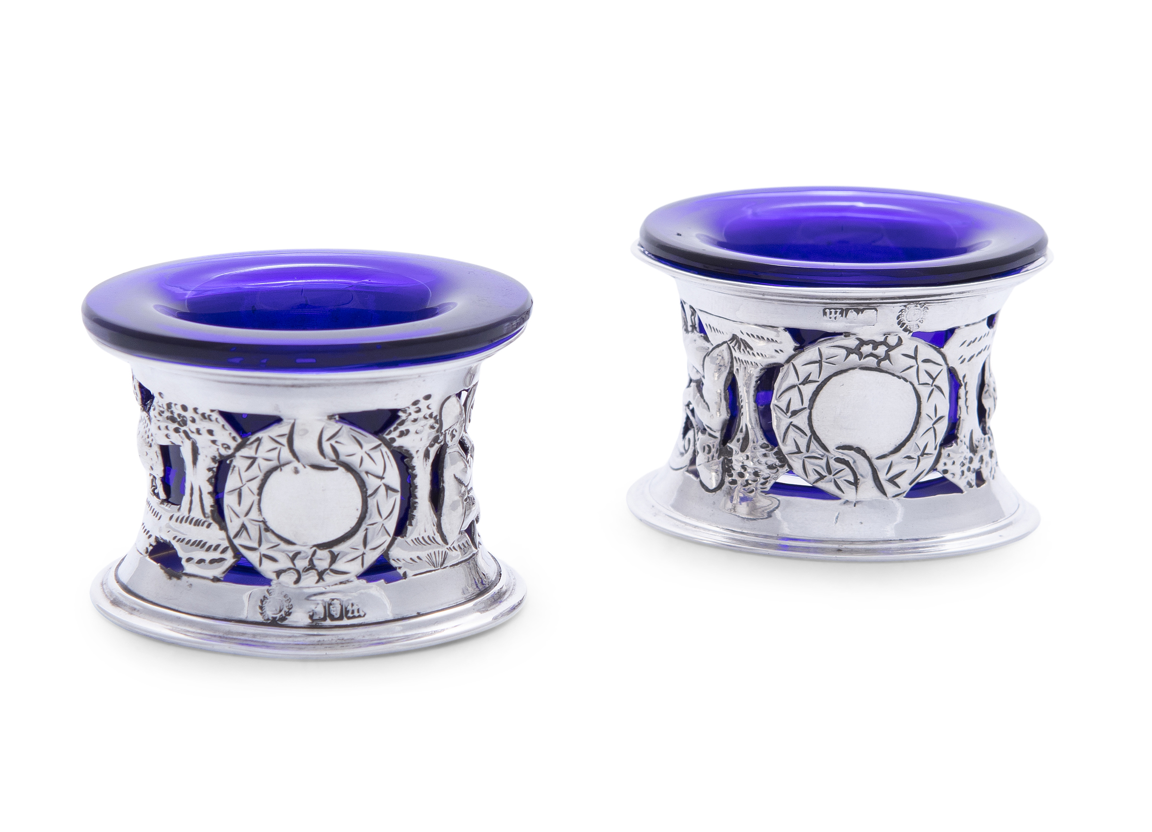 A PAIR OF IRISH SILVER SALTS IN THE FORM OF MINIATURE DISH RINGS, Dublin c.1907, mark of Sharman