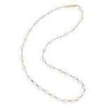 A SHORT SEED PEARL AND GOLD LINK NECKLACE, formed as thirty-four graduating pearls separated between