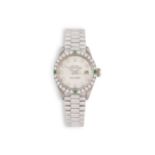 A FINE LADY'S 18K WHITE GOLD, DIAMOND AND EMERALD SET AUTOMATIC 'DATEJUST' CALENDAR BRACELET