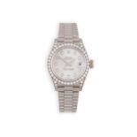 A FINE LADY'S 18K WHITE GOLD AND DIAMOND SET AUTOMATIC 'DATEJUST' CALENDAR BRACELET WATCH, BY ROLEX,