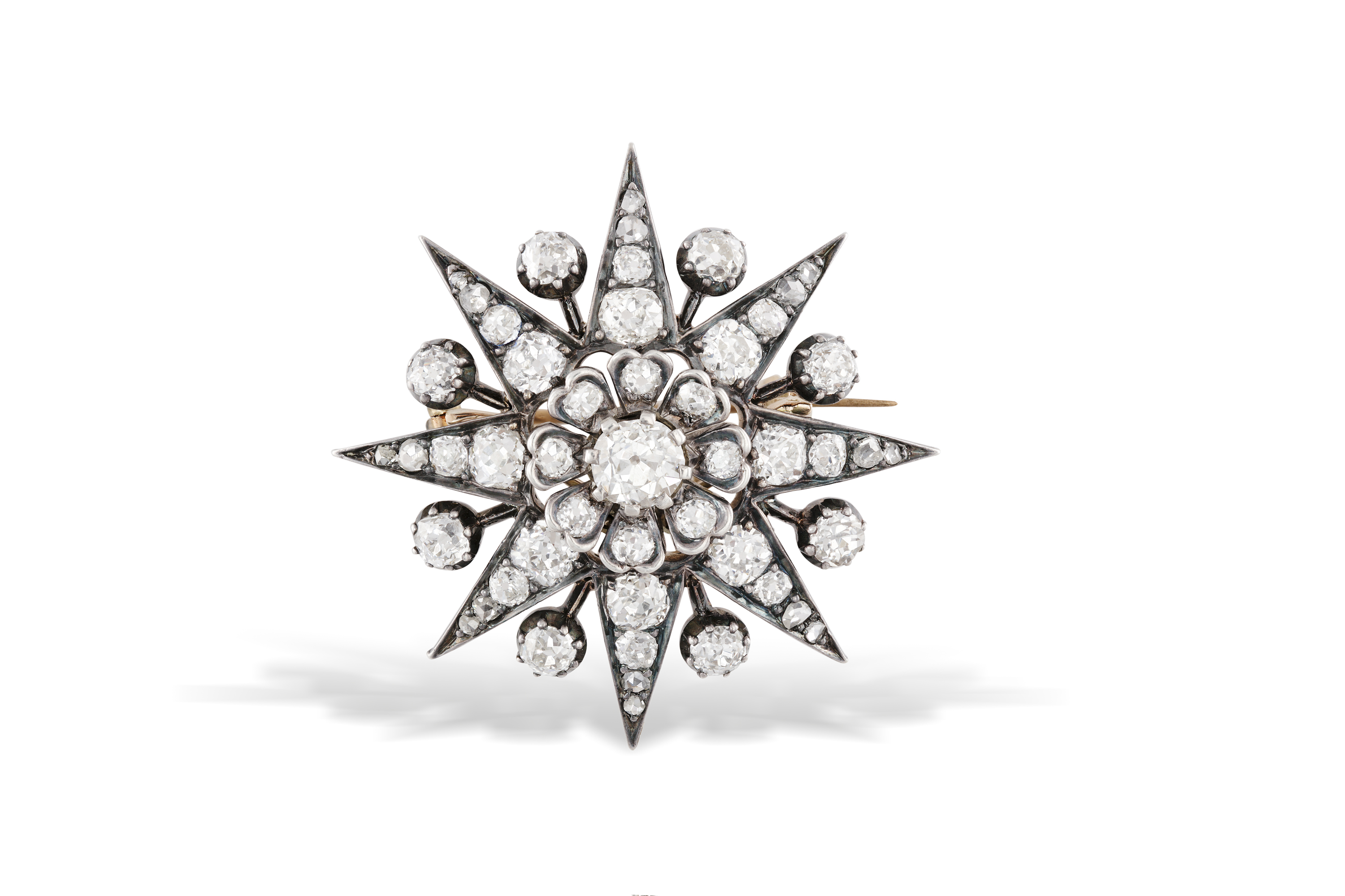 A LATE 19TH CENTURY DIAMOND STAR PENDANT/BROOCH, CIRCA 1880The eight-rayed star set throughout