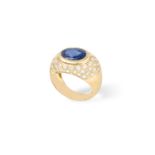 A SAPPHIRE AND DIAMOND DRESS RINGThe oval-shaped sapphire weighing approximately 4.73cts within