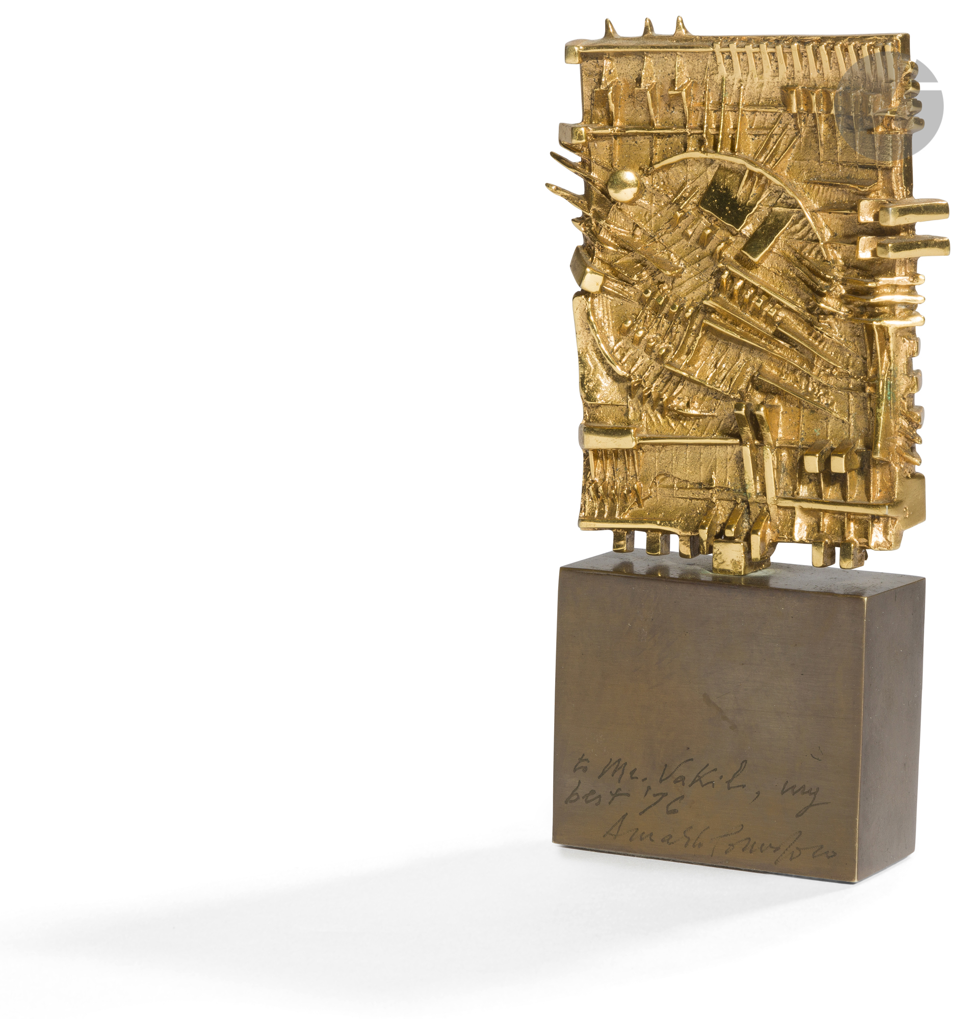 Arnaldo POMODORO [italien] (né en 1926) Stèle, 1976 Épreuve en bronze doré. Signée, datée et