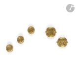 LINE VAUTRIN (1913-1997) BIJOUX - 5 ŒUVRES William Suite de trois boutons. Épreuves en bronze