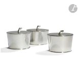 CHRISTIAN FJERDINGSTAD (1891-1968) Suite de trois pots à crème, circa 1930 Épreuves en métal