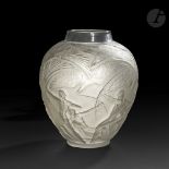 RENÉ LALIQUE (1860-1945) Archers, le modèle créé en [1921], supprimé du catalogue en 1937 Vase.