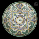 Grand plat, tobsil, en faïence à décor géométrique, Maroc, fez, fin XIXe siècle Faïence polychrome