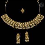 Parure en or, Inde du Sud, XXe siècle Comprenant un collier tour de cou, une bague marquise et une