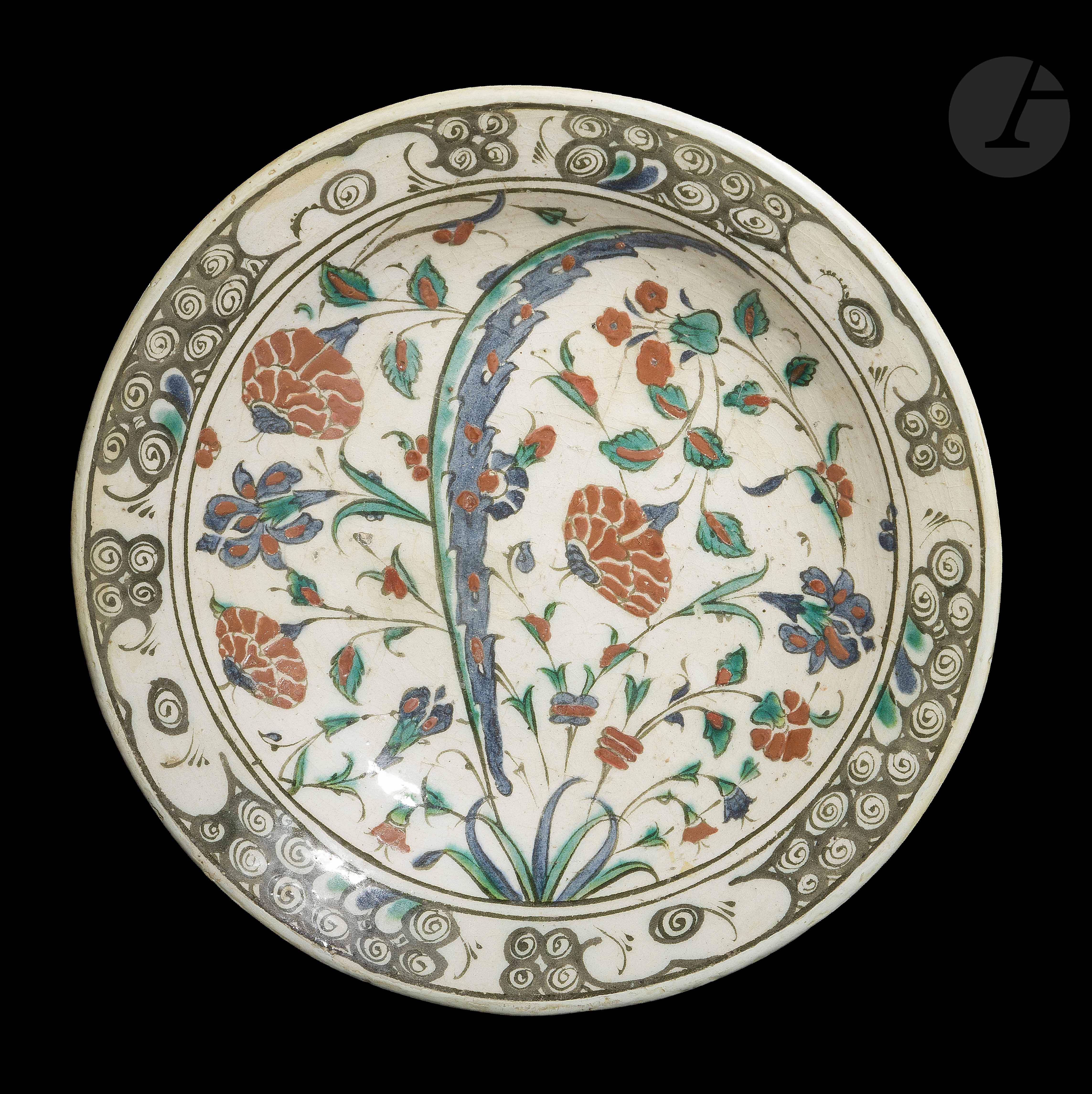 Plat tabak à décor floral, Turquie ottomane, Iznik, XVIIe siècle Céramique siliceuse à décor peint