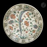 Plat tabak à décor floral, Turquie ottomane, Iznik, XVIIe siècle Céramique siliceuse à décor peint