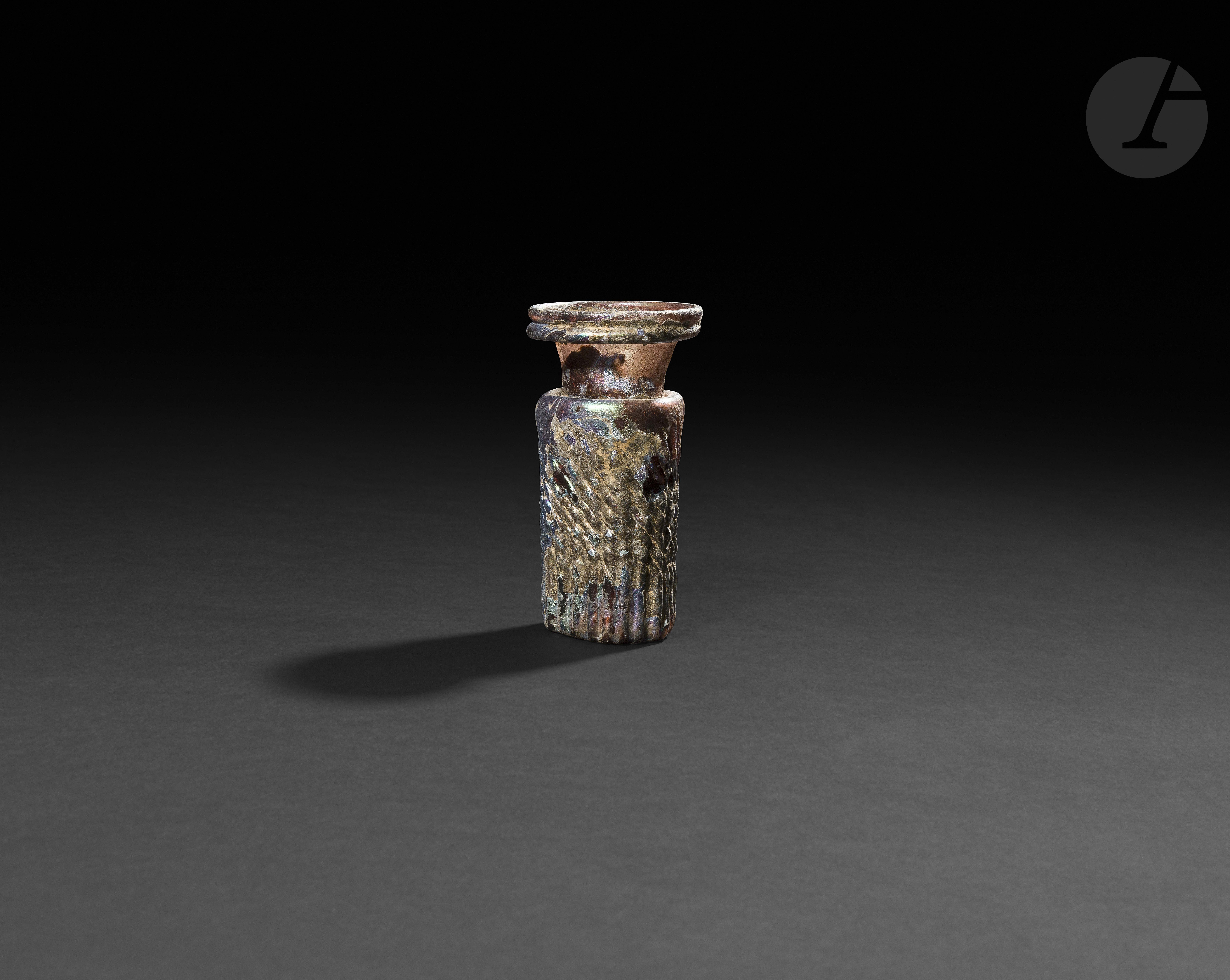 Flacon, Egypte ou Proche-Orient, VIIe - IXe siècle Flacon en verre aubergine à panse cylindrique