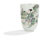 CHINE - Époque KANGXI (1662 - 1722) Gobelet en porcelaine émaillée polychrome de la famille verte