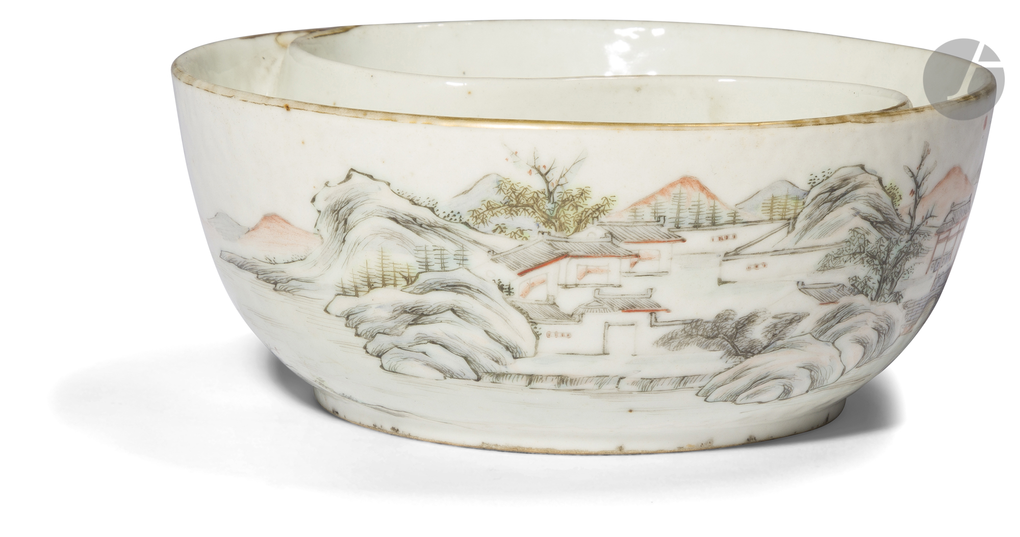 CHINE - XIXe siècle Coupe ronde à deux compartiments en porcelaine blanche émaillée polychrome et or