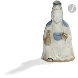 CHINE - Début XIXe siècle Statuette en porcelaine émaillée bleu et blanc de Guanyin assise sur son