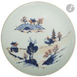 CHINE - XVIIIe siècle Coupe en porcelaine à décor dit " Imari " en bleu sous couverte, rouge de