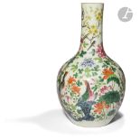 CHINE - XIXe siècle Vase en porcelaine émaillée polychrome à décor de phénix parmi les rochers et