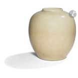 CHINE - XIXe siècle Pot en porcelaine émaillée beige légèrement craquelé. H. 26,5 cm