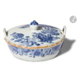 CHINE - XVIIIe siècle Petite coupelle ronde couverte à deux anses en bordure en porcelaine