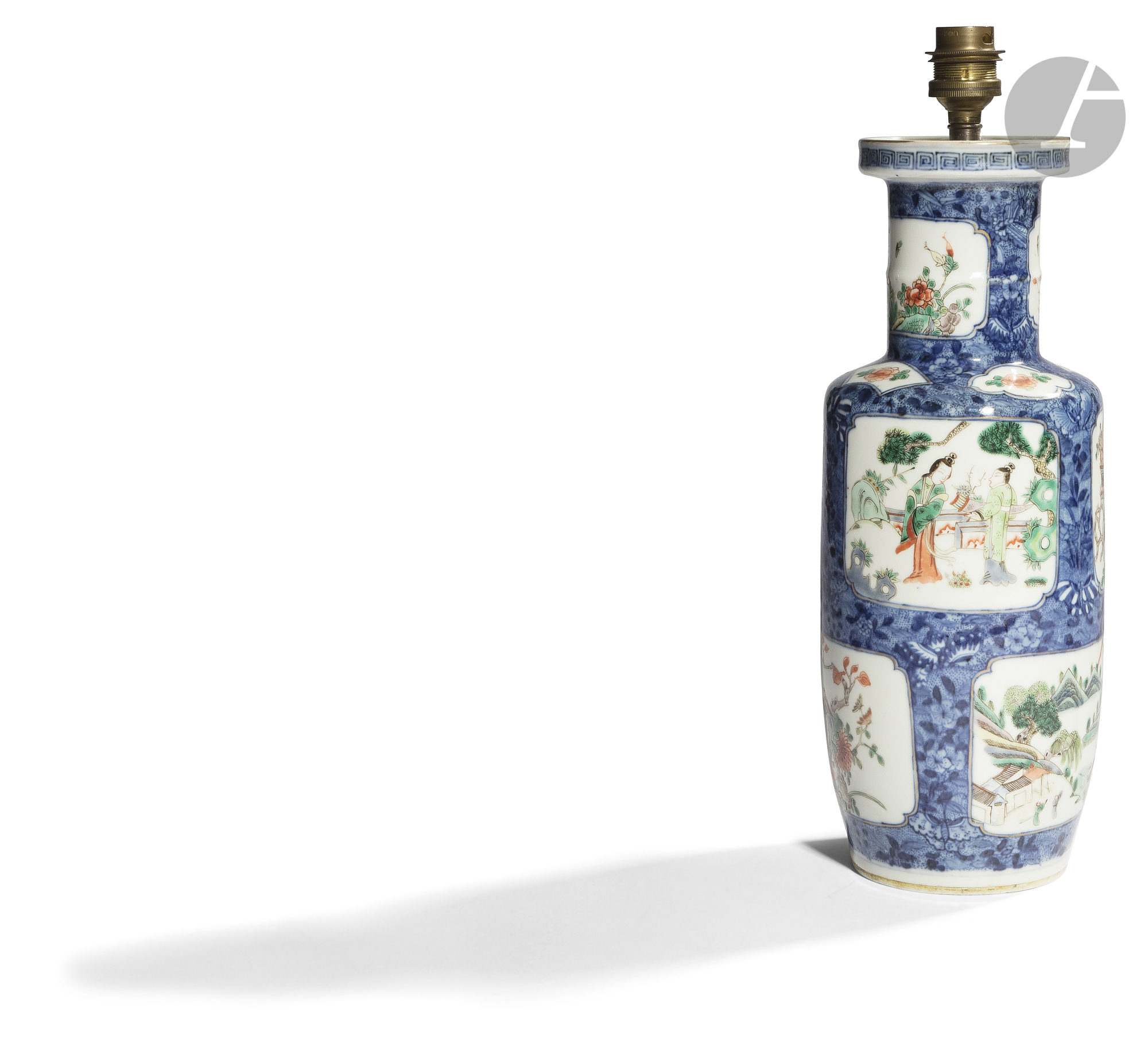 CHINE - XIXe siècle Vase rouleau en porcelaine émaillée polychrome dans le style de la famille