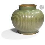 CHINE - XVIIIe siècle Pot en grès émaillé vert céladon pansu et côtelé. (Eclats en bordure de pied).