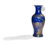 CHINE - XIXe siècle Vase balustre en porcelaine émaillée bleu poudré à décor de faisans perchés