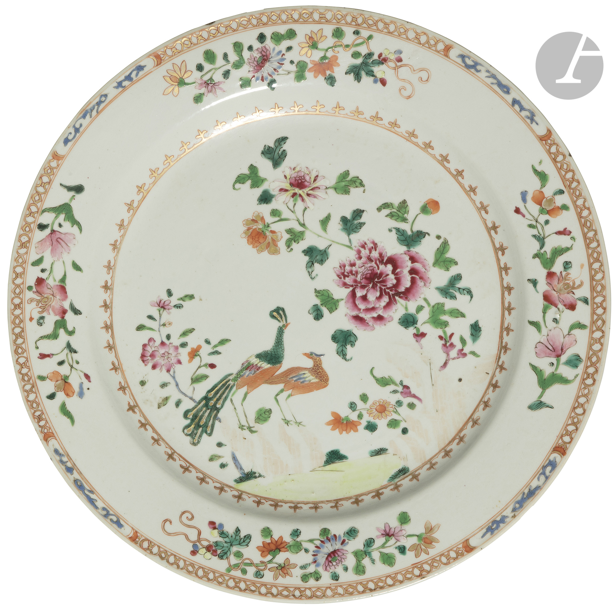 CHINE - XVIIIe siècle Paire de plats ronds en porcelaine émaillée polychrome et or à décor de - Image 2 of 2