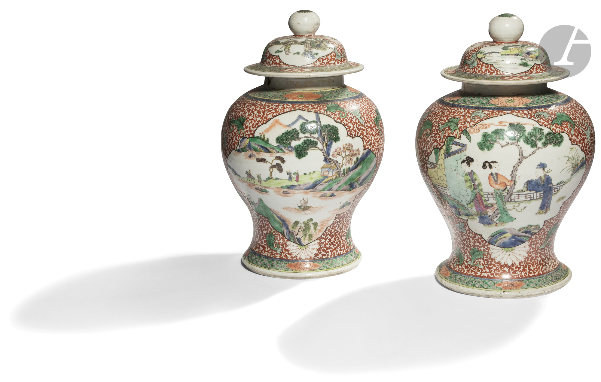 CHINE - Fin XIXe siècle Paire de potiches balustres couvertes en porcelaine émaillée polychrome dans