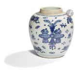 CHINE - XVIIIe siècle Pot à gingembre en porcelaine blanche émaillée en bleu sous couverte d'