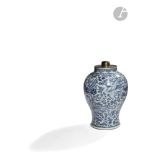 CHINE - XVIIe siècle Potiche balustre en porcelaine blanche émaillée en bleu sous couverte de phénix