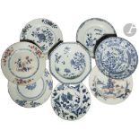 CHINE - XVIIIe siècle Ensemble de huit assiettes en porcelaine dont deux creuses et quatre plates