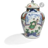 CHINE - XVIIe siècle Potiche couverte balustre en porcelaine à décor émaillé polychrome dit "