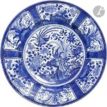 JAPON, Fours d'Arita - Fin XVIIe siècle Important plat dit Kraak en porcelaine décorée en bleu