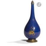 CHINE - XVIIIe siècle Aspersoir en porcelaine émaillée bleu et poudre d'or à décor de fleurs de