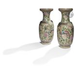 CHINE, Nankin - XIXe siècle Paire de vases balustre à col ouvert en porcelaine émaillée polychrome à