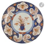 CHINE - Époque KANGXI (1662 - 1722) Plat rond en porcelaine émaillée polychrome dans le style