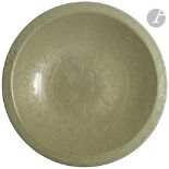 CHINE - Époque MING (1368 - 1644) Plat rond en grès émaillé vert céladon à décor incisé sous la