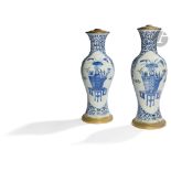 CHINE - XIXe siècle Paire de vases balustres en porcelaine bleu blanc à décor d'objets mobiliers sur