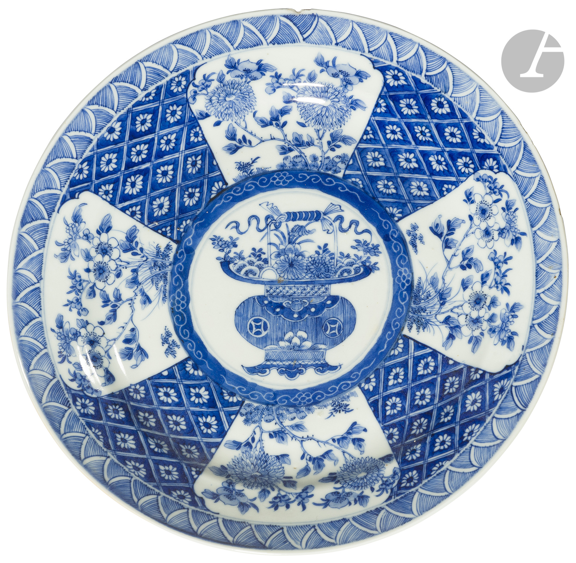 CHINE - Époque KANGXI (1662 - 1722) Paire de plats ronds en porcelaine blanche émaillée en bleu sous - Image 2 of 2